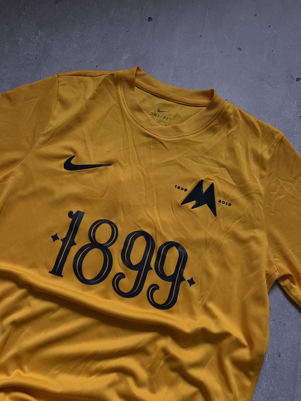 Nike Torquay United 2019-20 Nike t-shirt football jersey sz M #11 Size US M / EU 48-50 / 2 - 2 Thumbnail