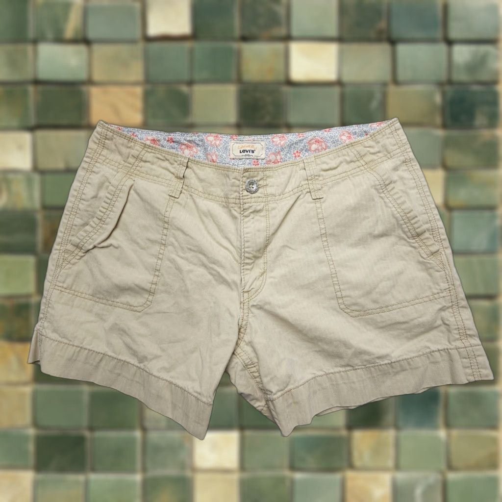 Levi's Levi's Women's Mini Shorts Size 8 Ivory Low Rise 4" Inseam Cotton Casual 2000s Size 30" / US 8 / IT 44 - 1 Thumbnail