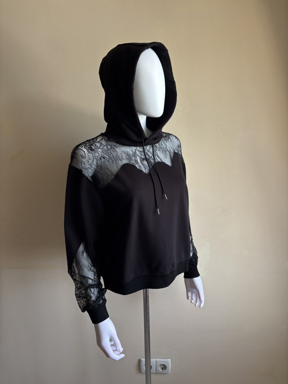 McQ Alexander McQueen McQ Alexander McQueen Cropped Hoodie with Lace Panels Size S Size S / US 4 / IT 40 - 1 Thumbnail