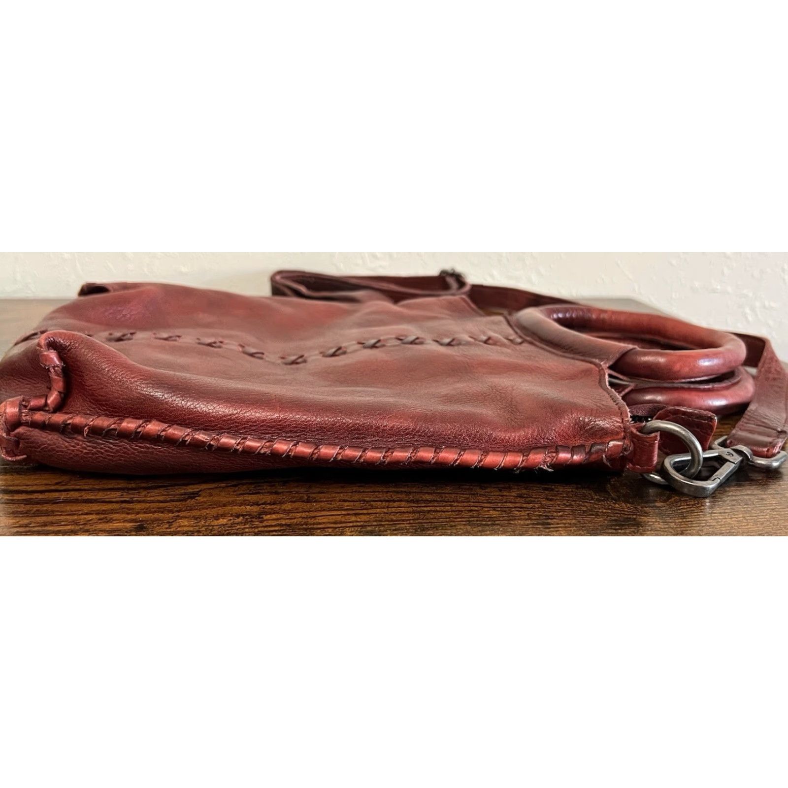 Vintage Latico Crossbody Bag Women Burgundy Leather Oxblood Distressed Adjustable Strap Inner Pockets Outdoor Pockets EUC Size ONE SIZE - 6 Thumbnail