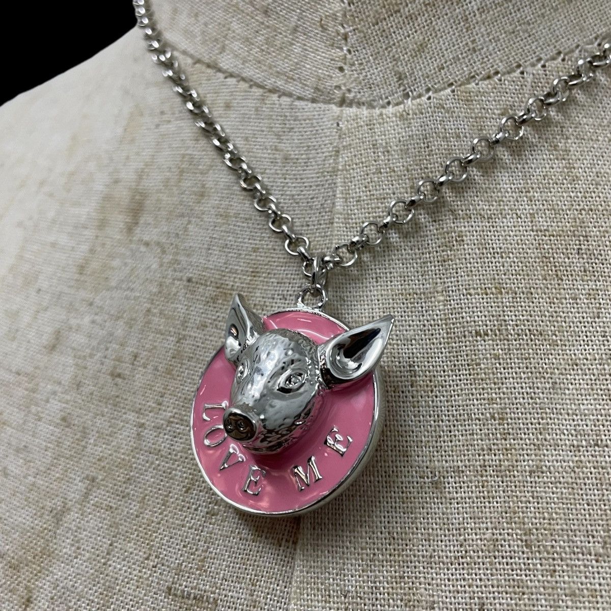 Vivienne Westwood Vivienne Westwood ‘Love Me’ Pig Necklace Pendant Size ONE SIZE - 4 Thumbnail