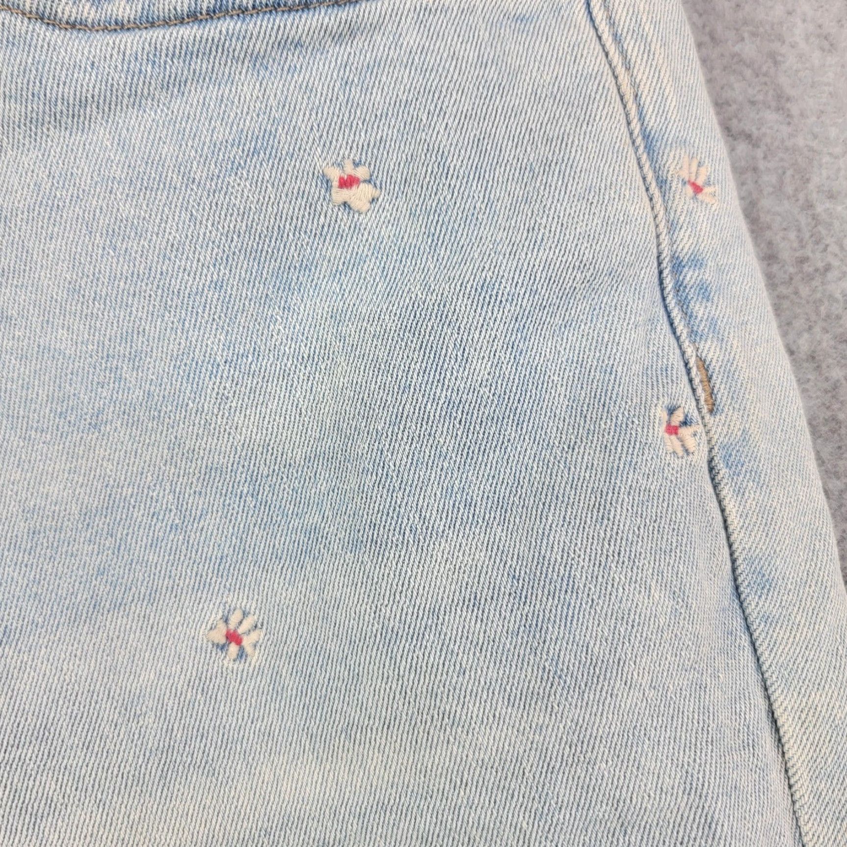 Gap VINTAGE? No. Gap Jeans Womens 18/34 Light Wash Girlfriend Embroidered Floral Raw Hem Denim Shirt Size 40" / US 18 - 2 Thumbnail