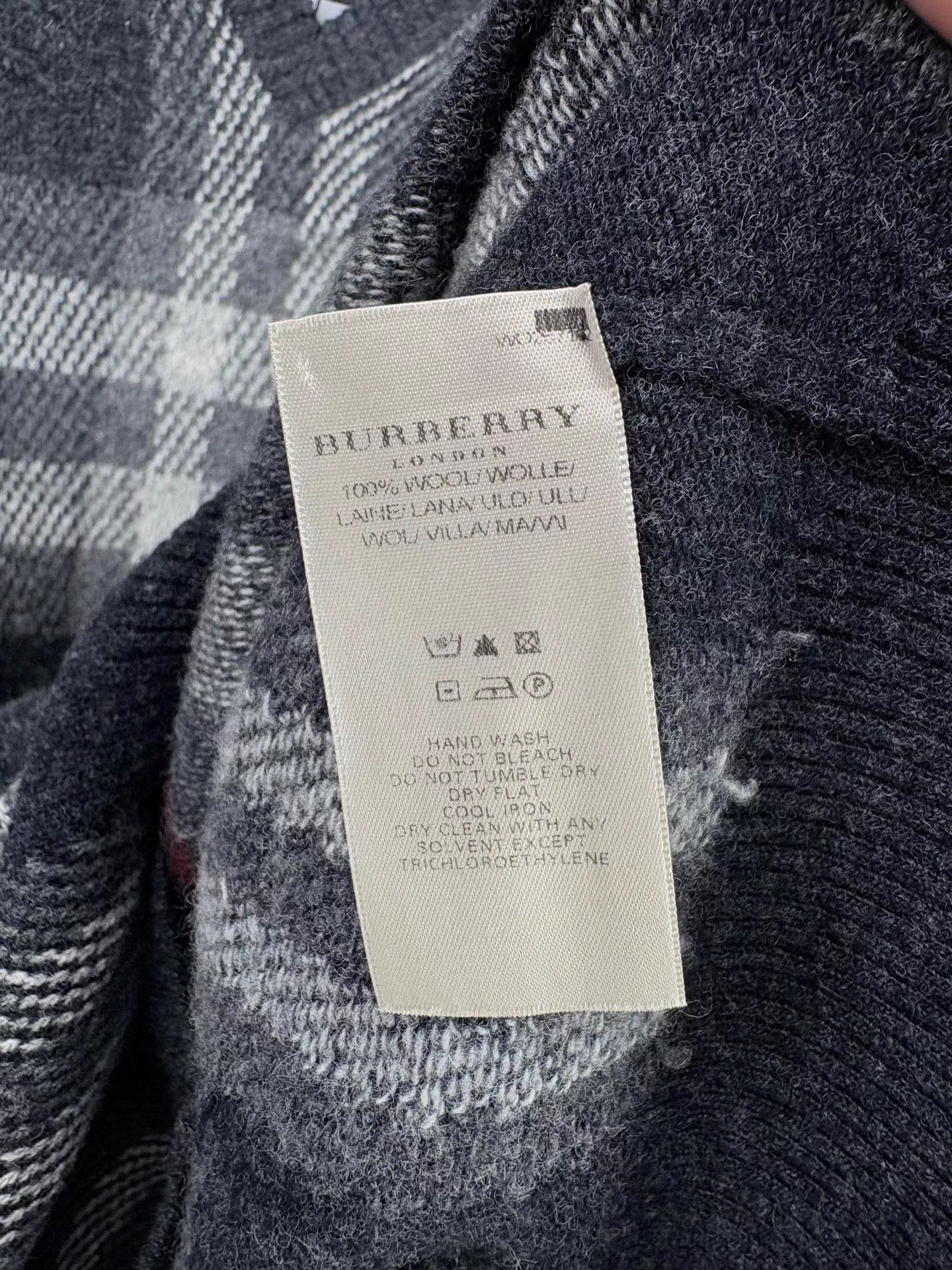 Burberry BURBERRY Check V-Neck Vest Size US L / EU 52-54 / 3 - 4 Thumbnail