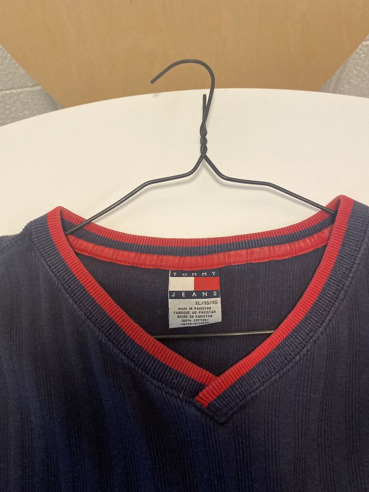 Tommy Hilfiger × Tommy Jeans × Vintage Tommy Jeans/Hilfiger VTG v-neck t-shirt size xl men’s Size US XL / EU 56 / 4 - 4 Thumbnail