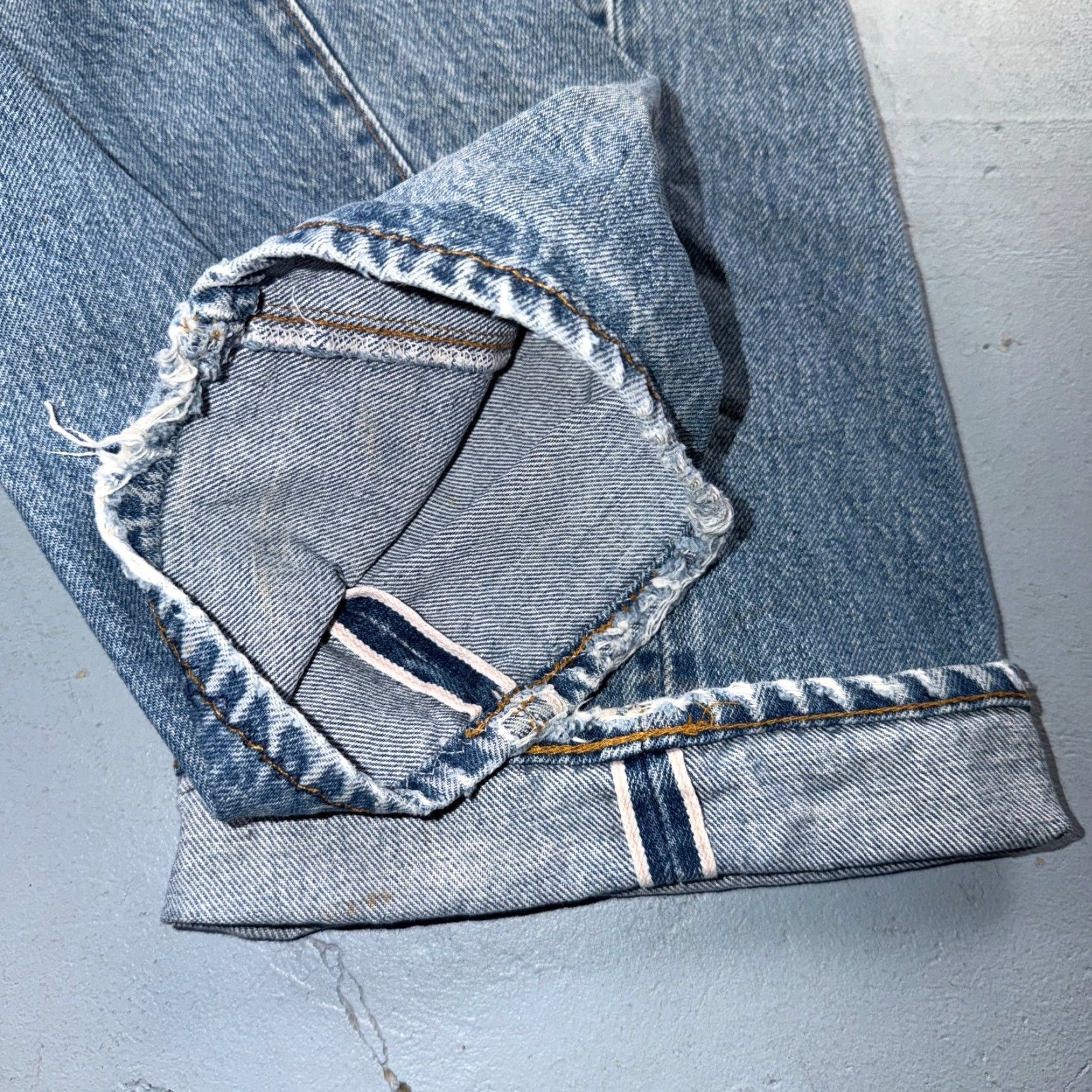 Levi's Levi's 501 Jeans Vintage 80s Light Wash 34x36 32x32 USA Selvedge Button Jeans Men Regular Size US 32 / EU 48 - 4 Thumbnail