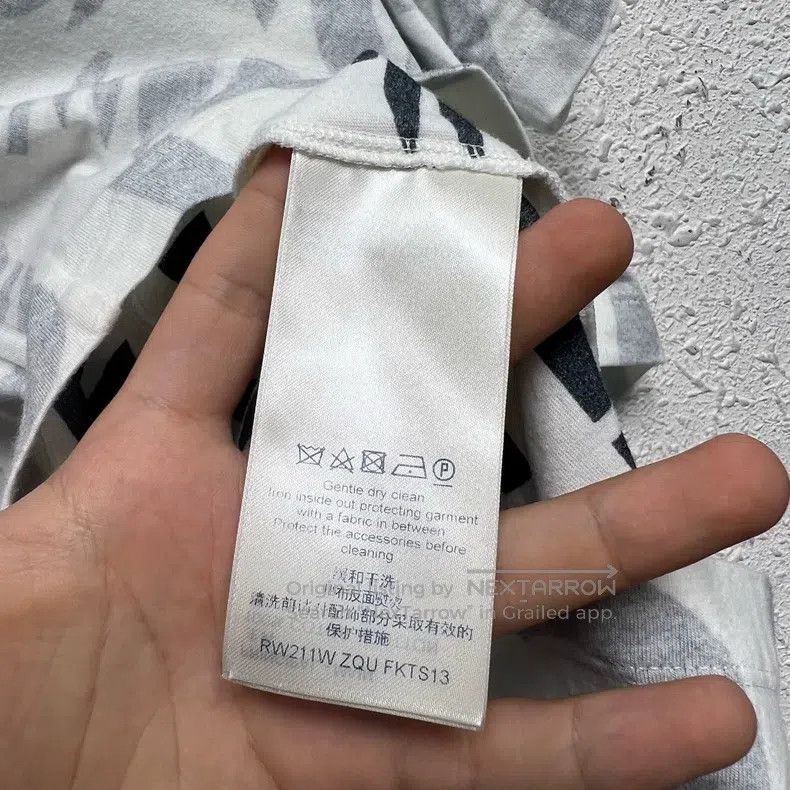 Louis Vuitton Louis Vuitton Grey bullet screen on white background print Size US XS / EU 42 / 0 - 4 Thumbnail