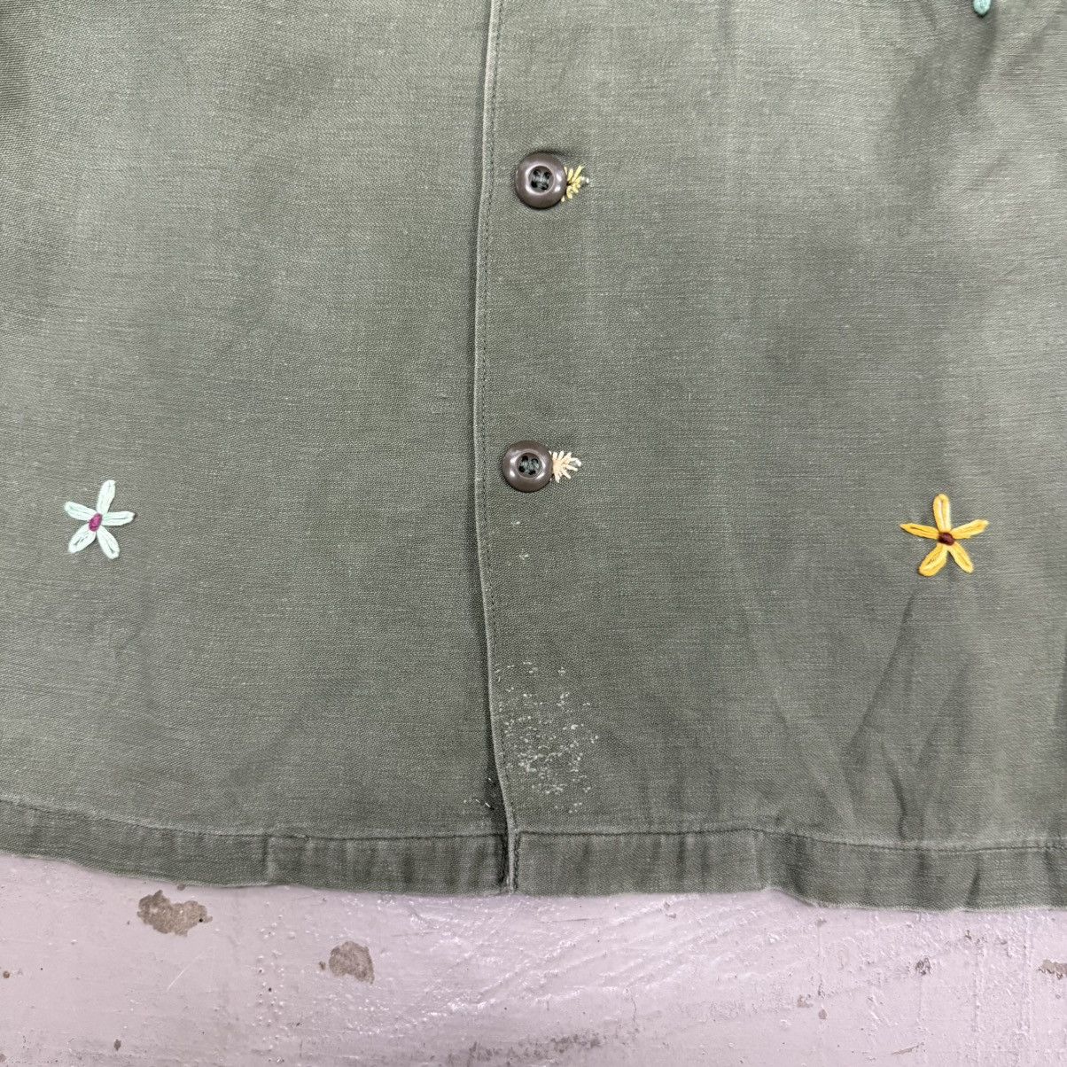 Vintage 1960s Shanana Mil Embroidered Daisy Utility Shirt in Olive Size US M / EU 48-50 / 2 - 7 Thumbnail