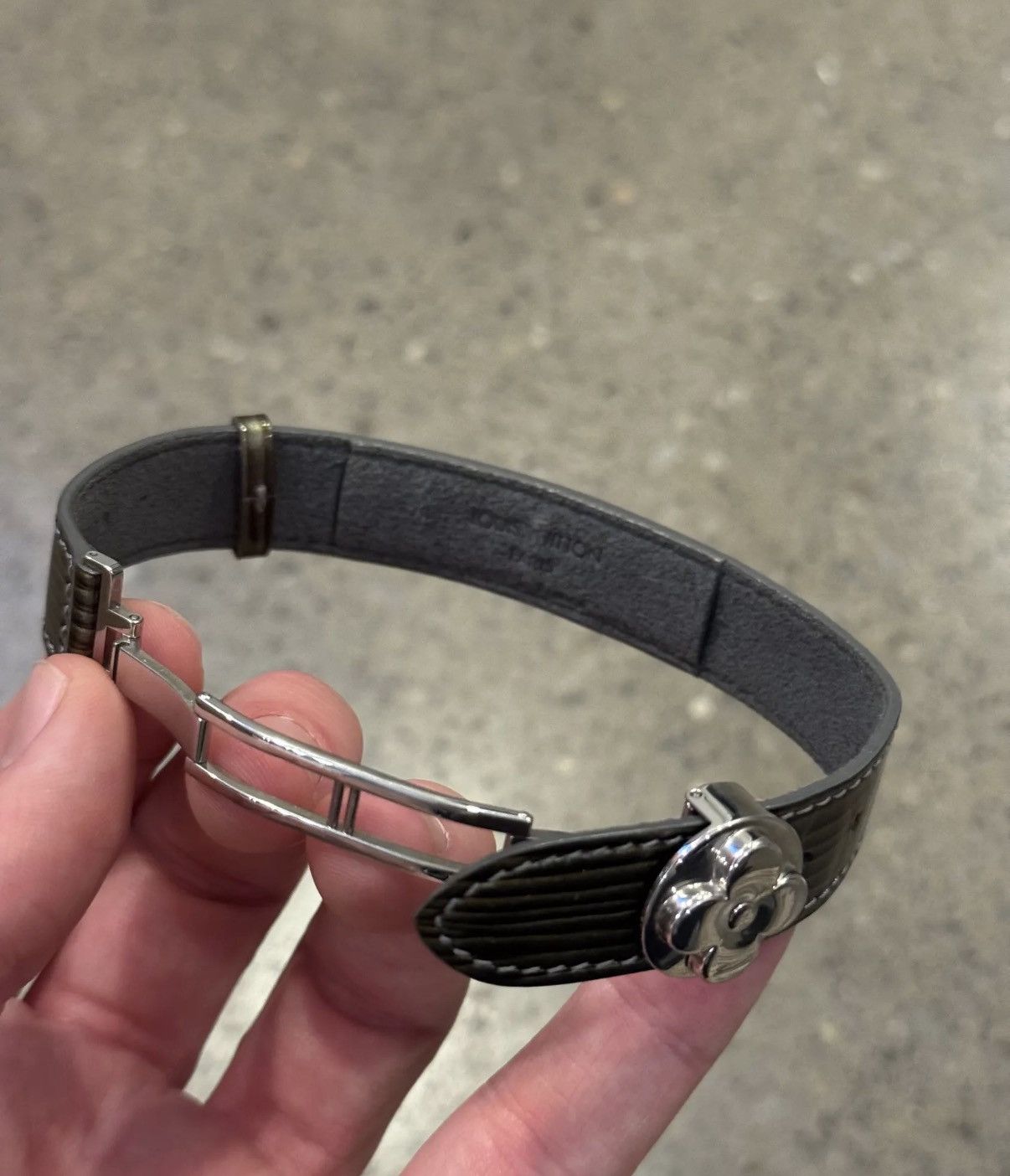 Louis Vuitton Louis Vuitton Floral Motif Patent Leather Bracelet Size ONE SIZE - 4 Thumbnail