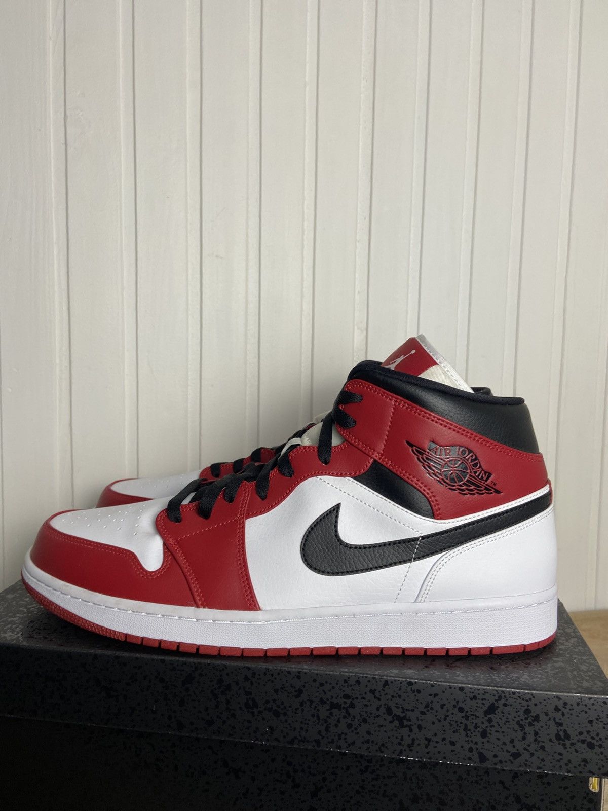 Jordan Brand New Jordan 1 Mid Chicago (2020) Size 15US Size US 15 / EU 48 - 7 Thumbnail