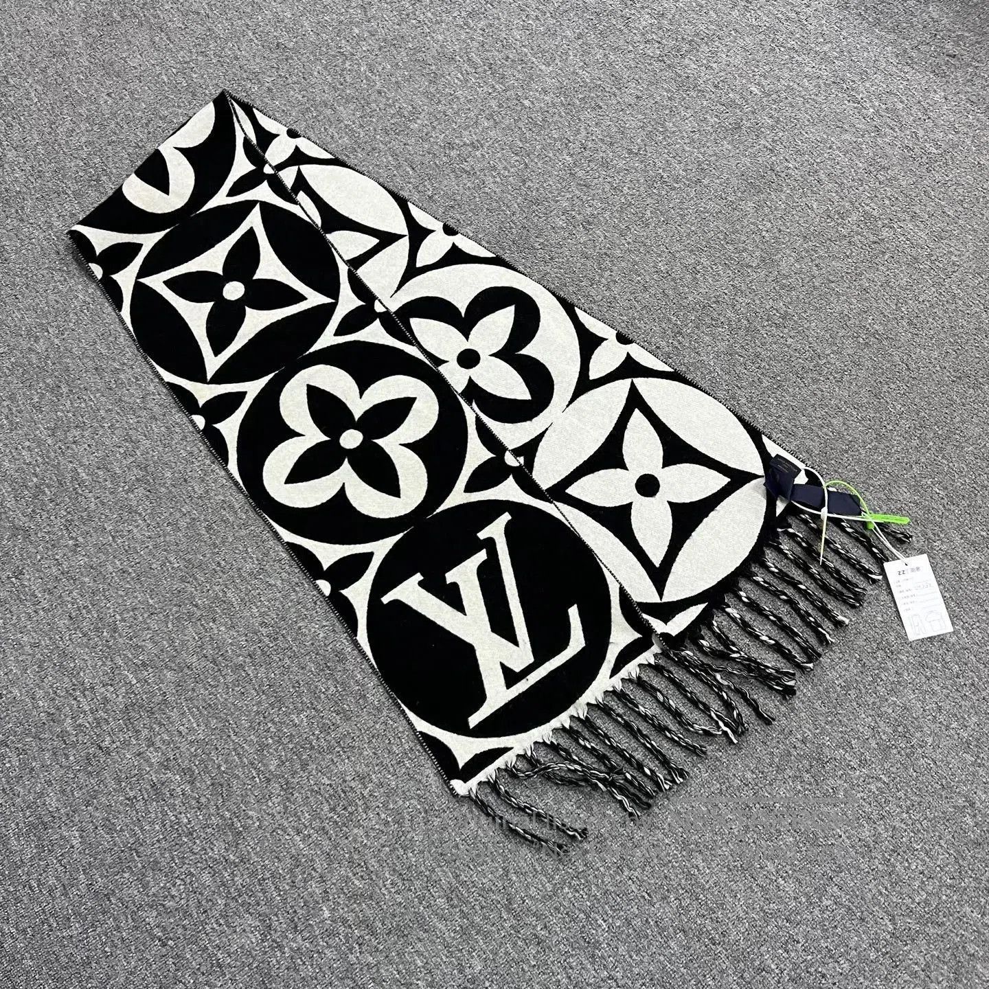 Louis Vuitton Louis Vuitton 2023 FW Monogram Fringe Scarf. Size ONE SIZE - 1 Thumbnail