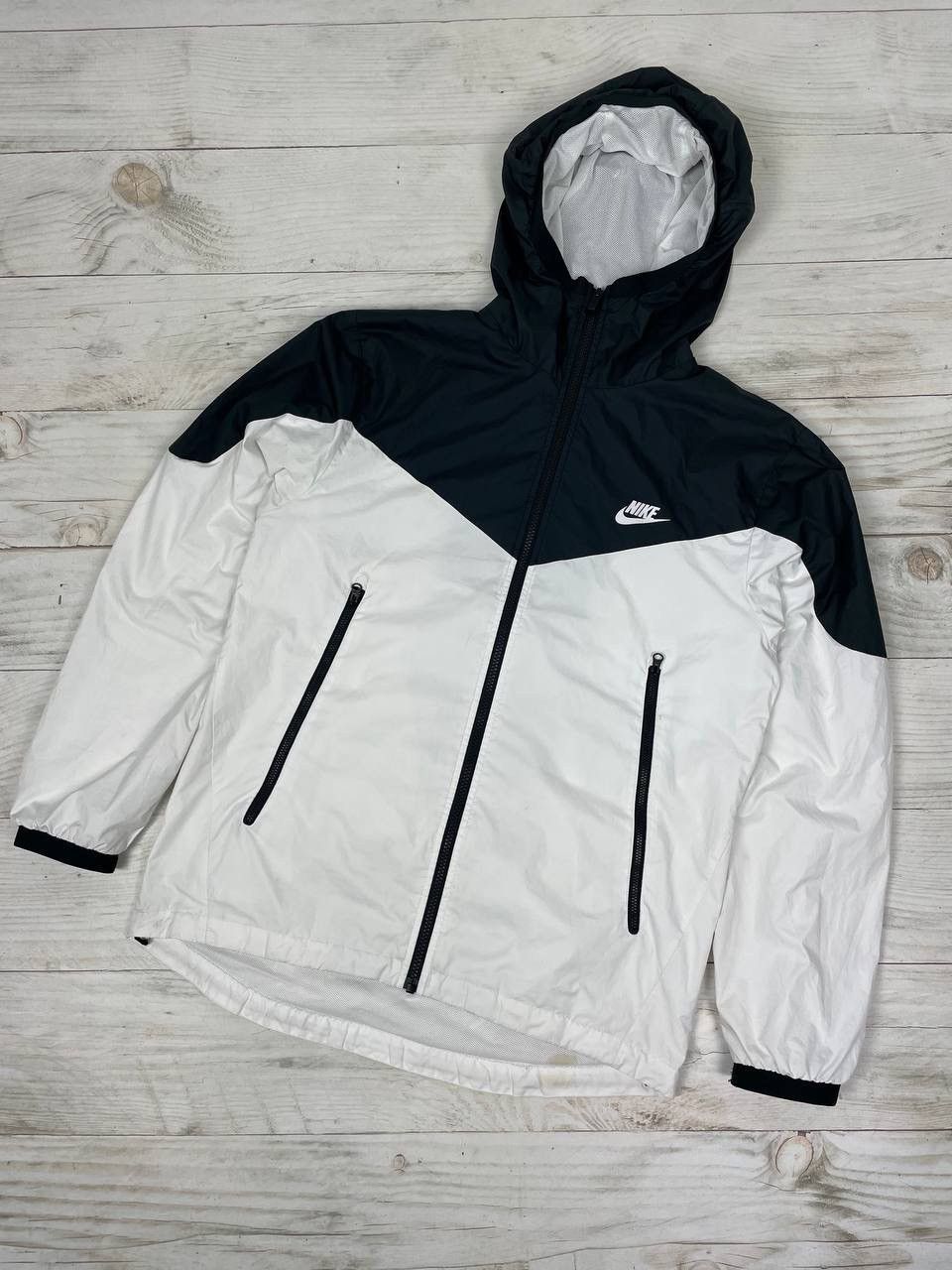 Nike swoosh packable windbreaker jacket hotsell