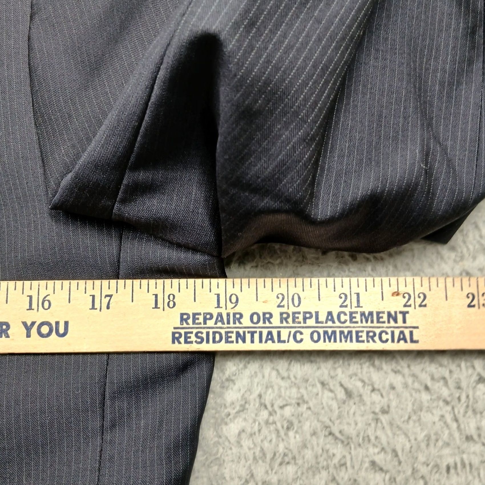 Banana Republic Banana Republic Blazer Men’s 38R Gray Slim Fit Two-Button Notch Lapel Wool-Blend Pinstripe Jacket Size 38R - 5 Thumbnail