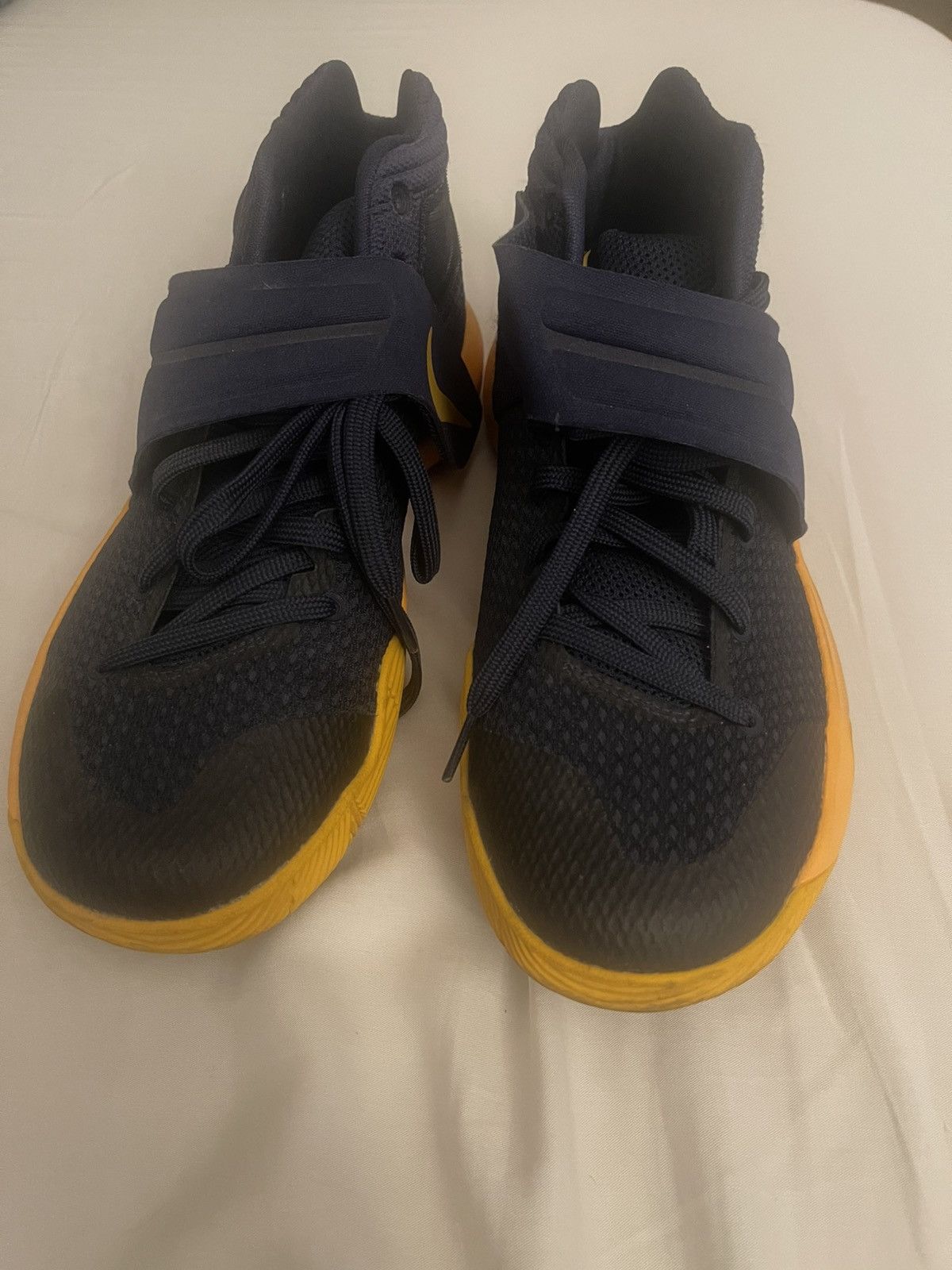 Nike Nike Kyrie 2 Cavs Size US 8.5 / EU 41-42 - 6 Thumbnail