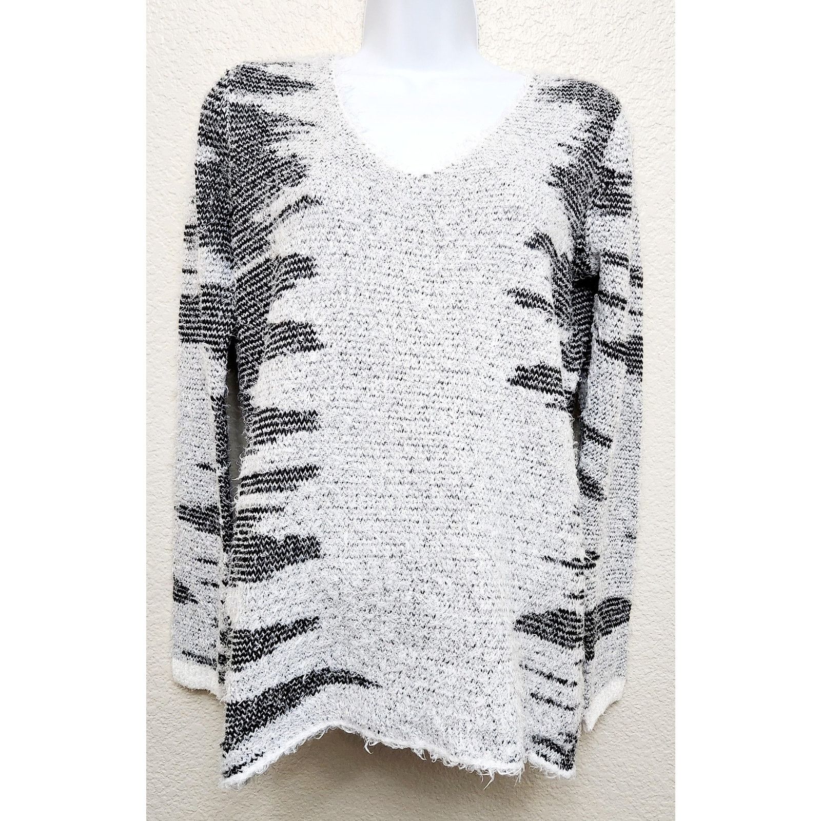Other Gianni Bini Black White Shaggy Soft V Neck Sweater XS Soft Size XS / US 0-2 / IT 36-38 - 1 Thumbnail