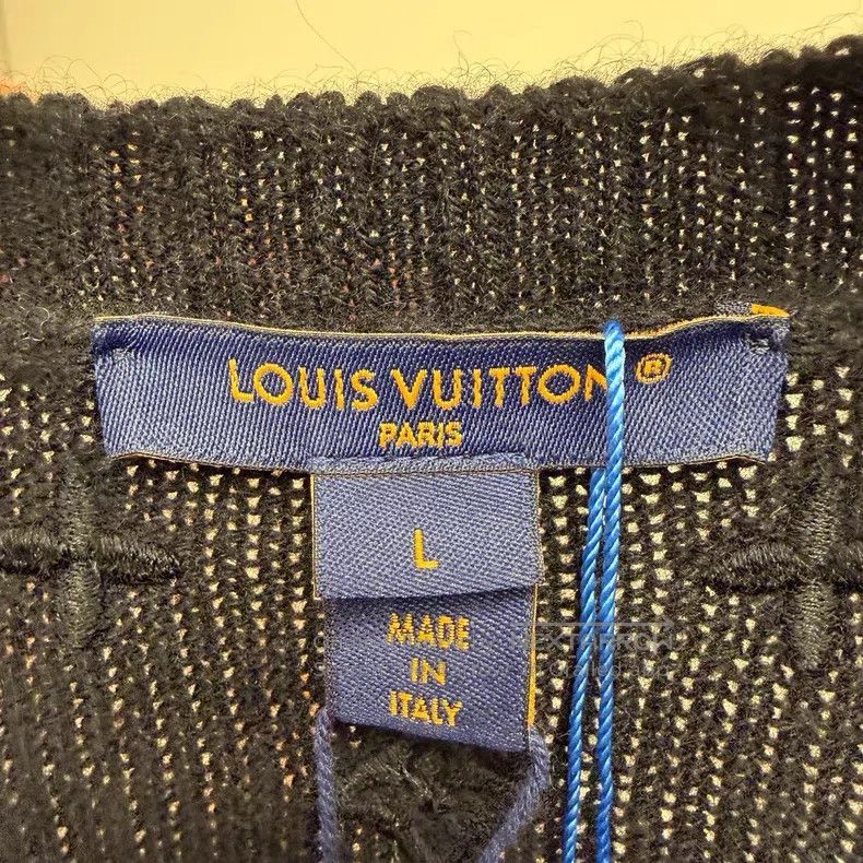 Louis Vuitton Louis Vuitton 25 Black Embossed Cashmere Sweater Size US L / EU 52-54 / 3 - 3 Thumbnail