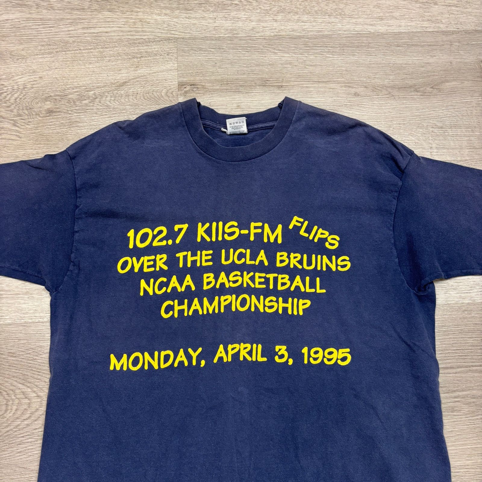 Fruit Of The Loom × Vintage VTG 90s 102.7 KIIS-FM UCLA NCAA Single Stitch Shirt Mens XL Size US XL / EU 56 / 4 - 2 Thumbnail