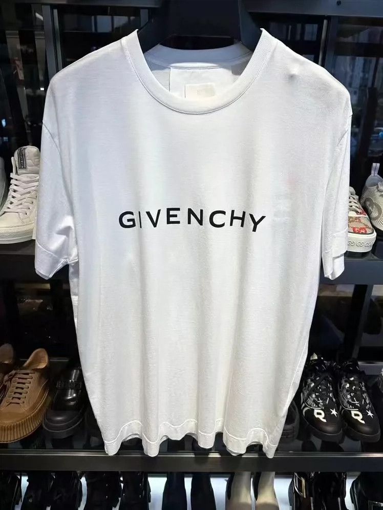 Givenchy Givenchy Brand new short-sleeve T-shirt Size US S / EU 44-46 / 1 - 1 Thumbnail