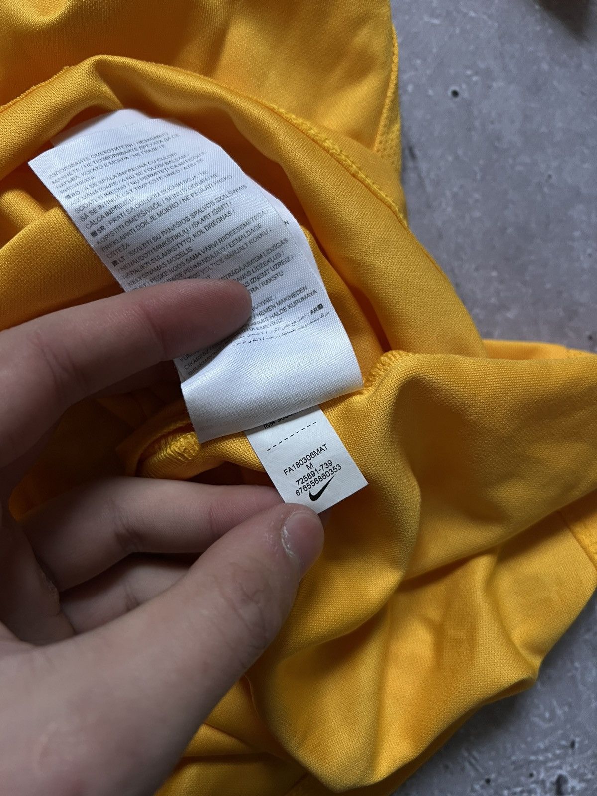 Nike Torquay United 2019-20 Nike t-shirt football jersey sz M #23 Size US M / EU 48-50 / 2 - 13 Thumbnail