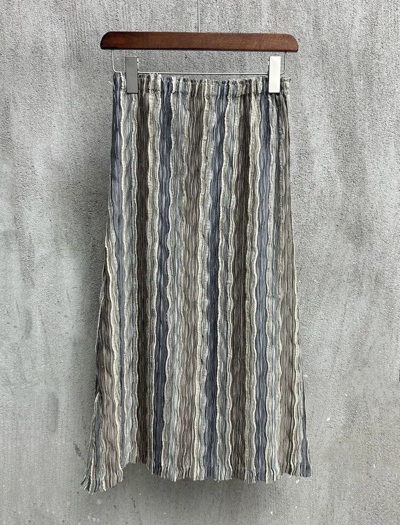 Issey Miyake Issey Miyake A golden-brown and grey wavy pleated skirt Size 25" / US 0 / IT 36 - 1 Thumbnail
