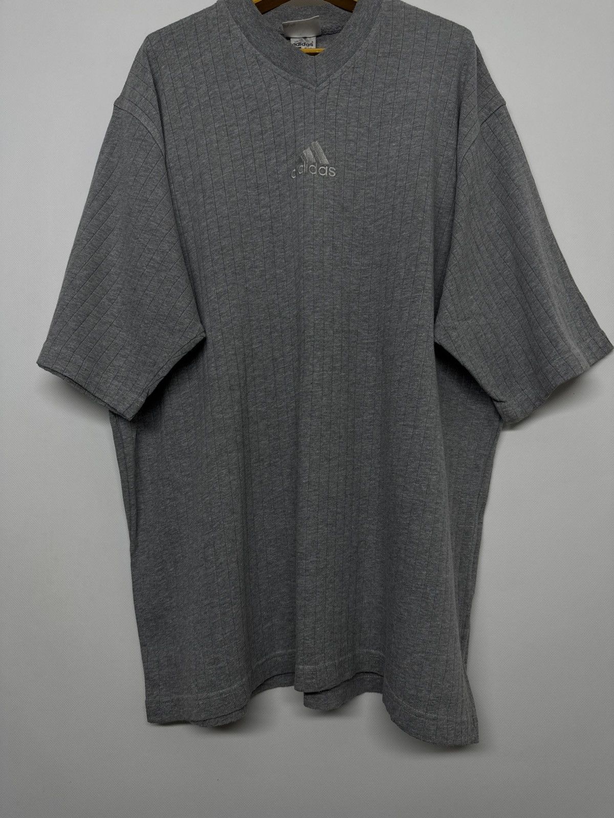 Adidas Vintage 90s Adidas v-neck ribbed T-Shirt logo in beige Size US L / EU 52-54 / 3 - 7 Thumbnail