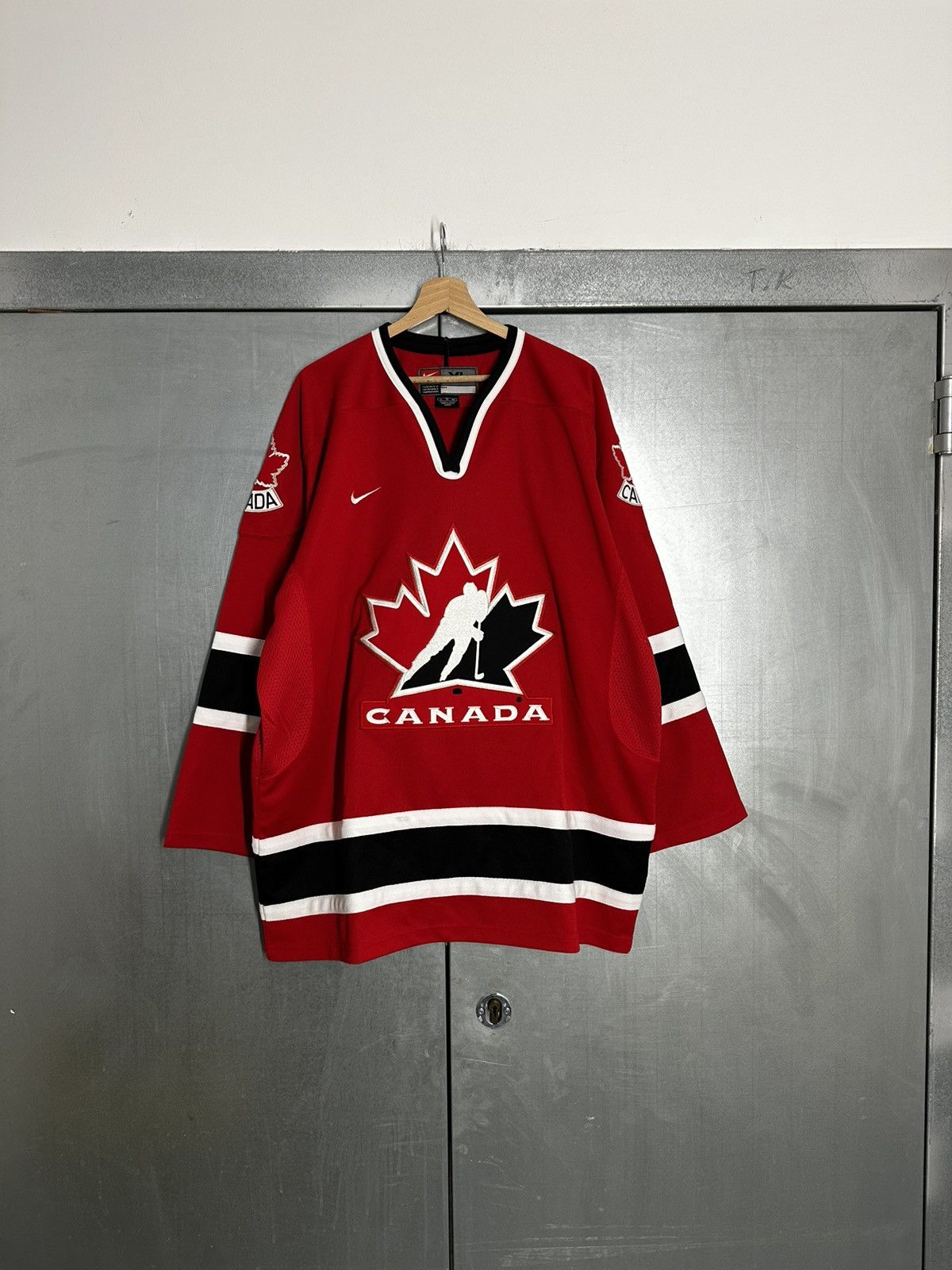 Nike Vintage Nike Canada Ice Hockey National Team NFL Jersey Size US XL / EU 56 / 4 - 1 Thumbnail