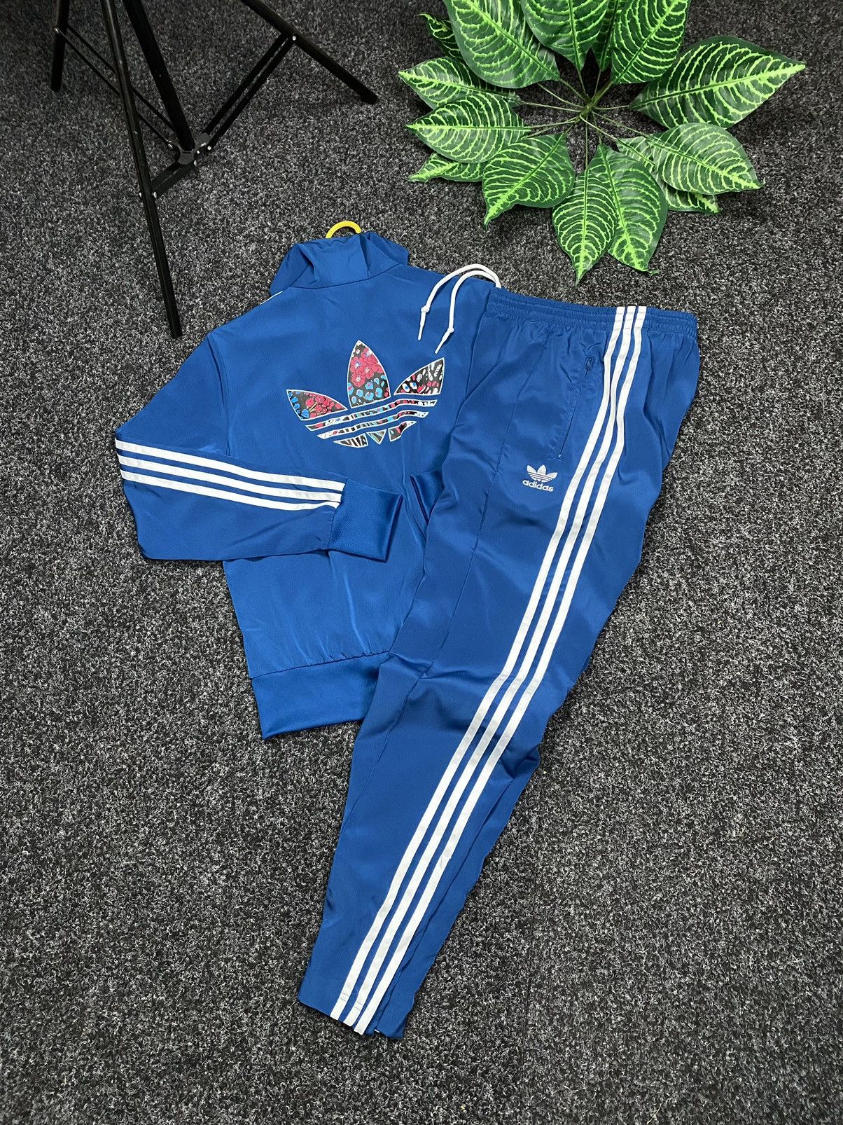 Adidas Women's tracksuit Adidas Essential y2k hype size s/M Size 34" / US 12 / IT 48 - 3 Thumbnail