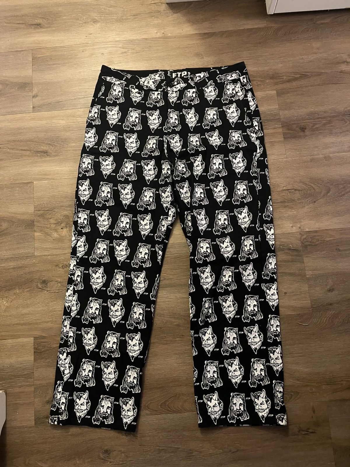 パンツ FTP Heaven Or Hell Chino Pant 34 FTP Heaven or Hell Chino pants white | Depop