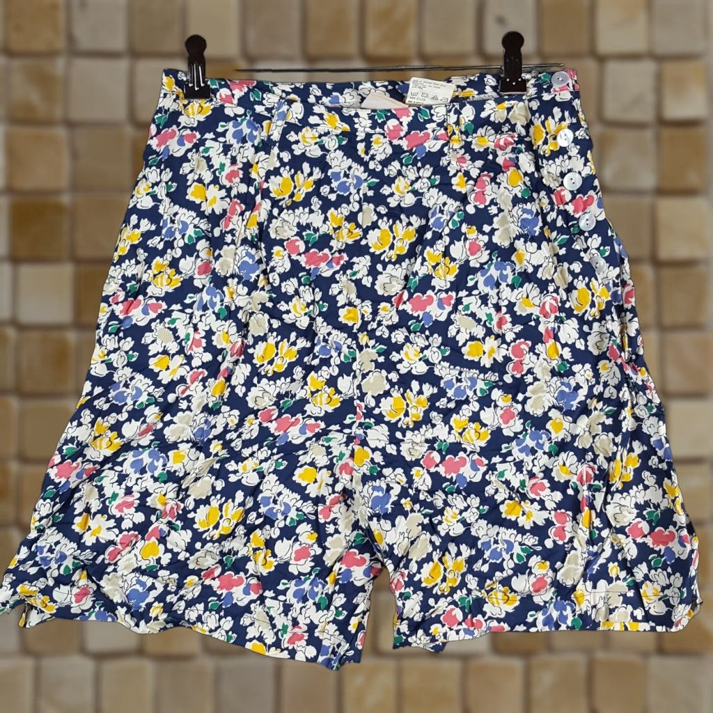 Vintage VINTAGE Woolrich Floral Print Women's Size 12 Relaxed Fit Golf Shorts Size 34" / US 12 / IT 48 - 1 Thumbnail