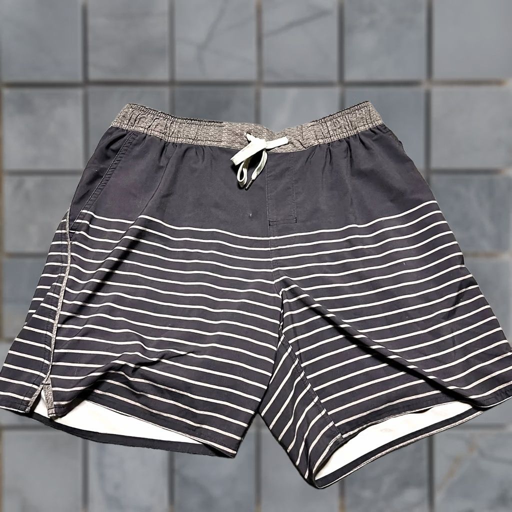 Vuori Vuori Shorts Mens Medium Trail Runner Lined Striped Gray Running Hybrid Mens Regular M Gray Athletic Shortings Size US 31 - 1 Thumbnail