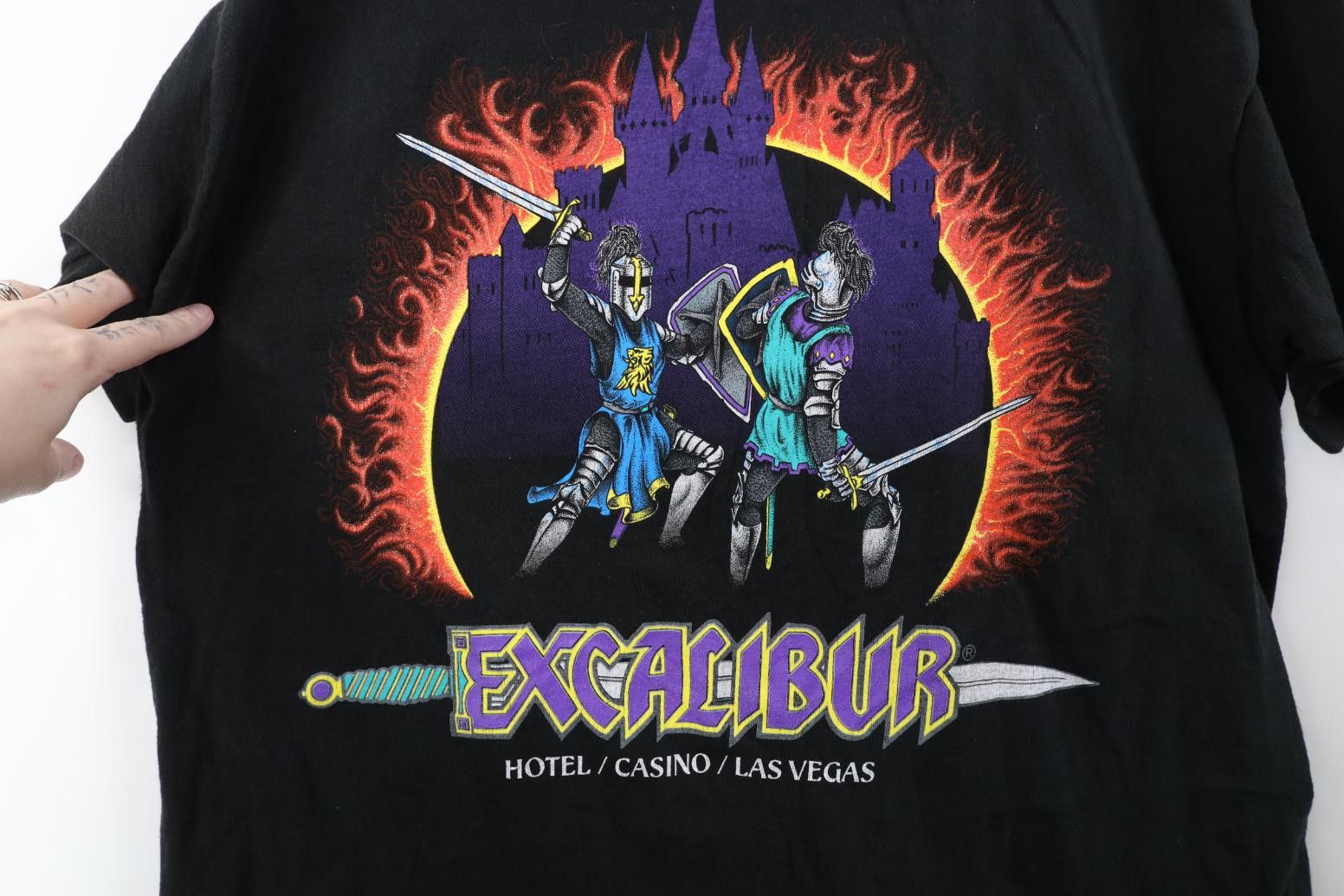 Vintage Vintage 90s Excalibur Casino Knight Sword Fight Fire T-Shirt Size US XL / EU 56 / 4 - 4 Thumbnail