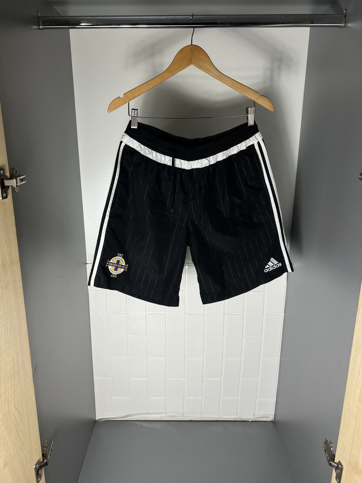 Adidas VINTAGE ADIDAS NORTHERN IRELAND IRISH SOCCER SHORTS Y2K 90s Size US L / EU 52-54 / 3 - 5 Thumbnail