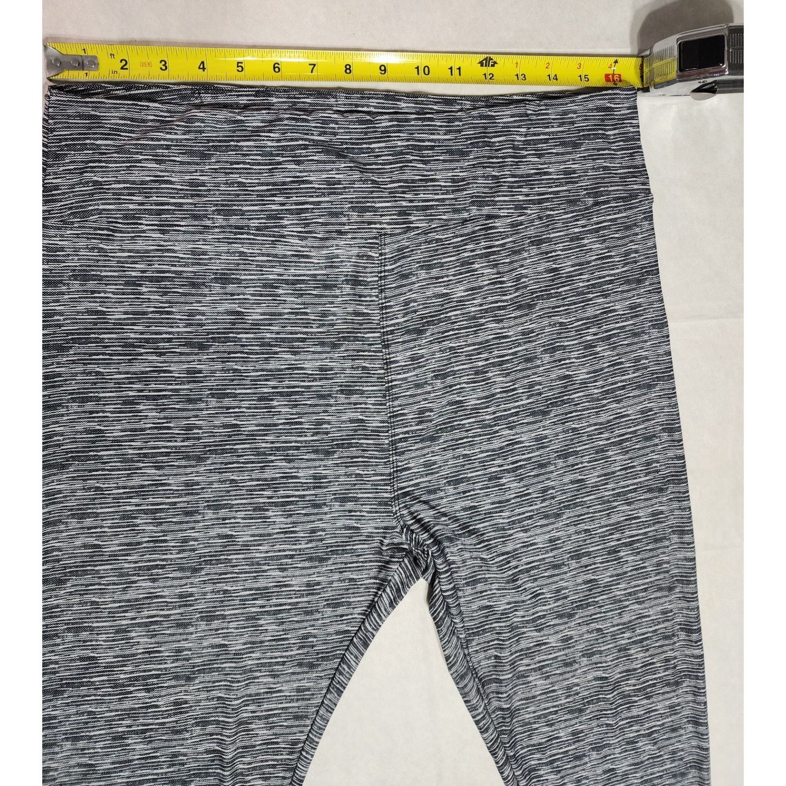 Other LuLaRoe leggings TC2 Tall & Curvy 2 size Black & White Size 28" / US 6 / IT 42 - 2 Thumbnail