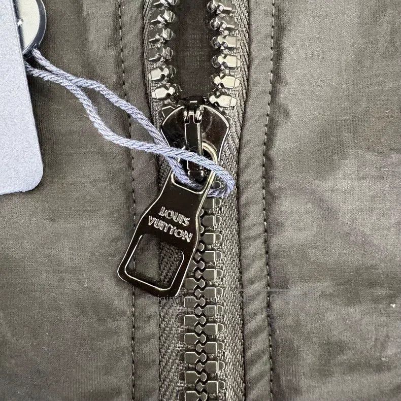 Louis Vuitton Louis Vuitton Black Half Zip Embroidered Hot Air Balloon T Size US L / EU 52-54 / 3 - 8 Thumbnail