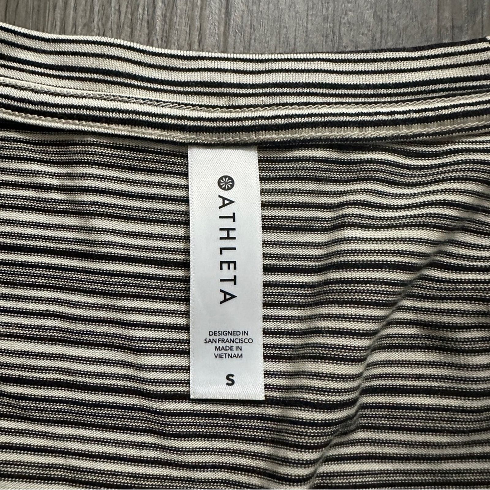 Athleta Athleta Cloudlight Gray & White Striped Long Sleeve Top Sz S Size S / US 4 / IT 40 - 7 Thumbnail
