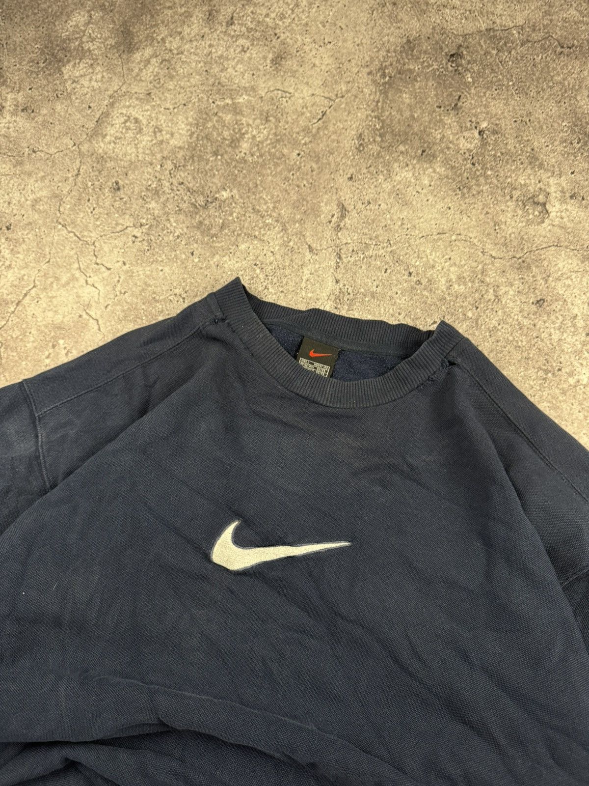 Nike 90s Nike Crew Sweatshirt Center Box Logo Swoosh Distressed Size US L / EU 52-54 / 3 - 2 Thumbnail