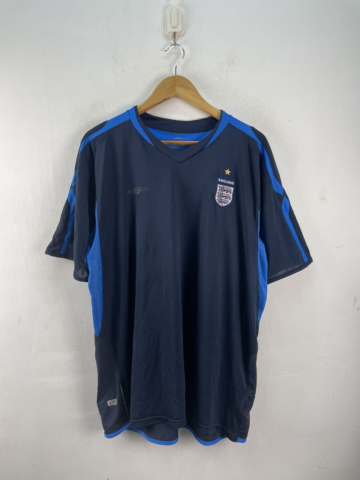 Umbro Vintage England 2004 Football Jersey Euro Training Kit Size US L / EU 52-54 / 3 - 1 Thumbnail
