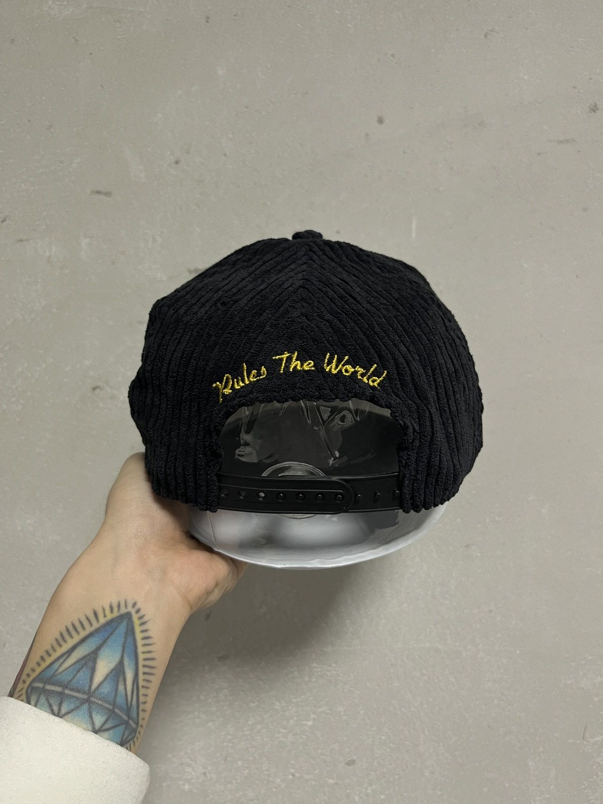 Corteiz Rare Corteiz X Soho Yacht Club Corduroy Snapback Hat Black Size ONE SIZE - 6 Thumbnail