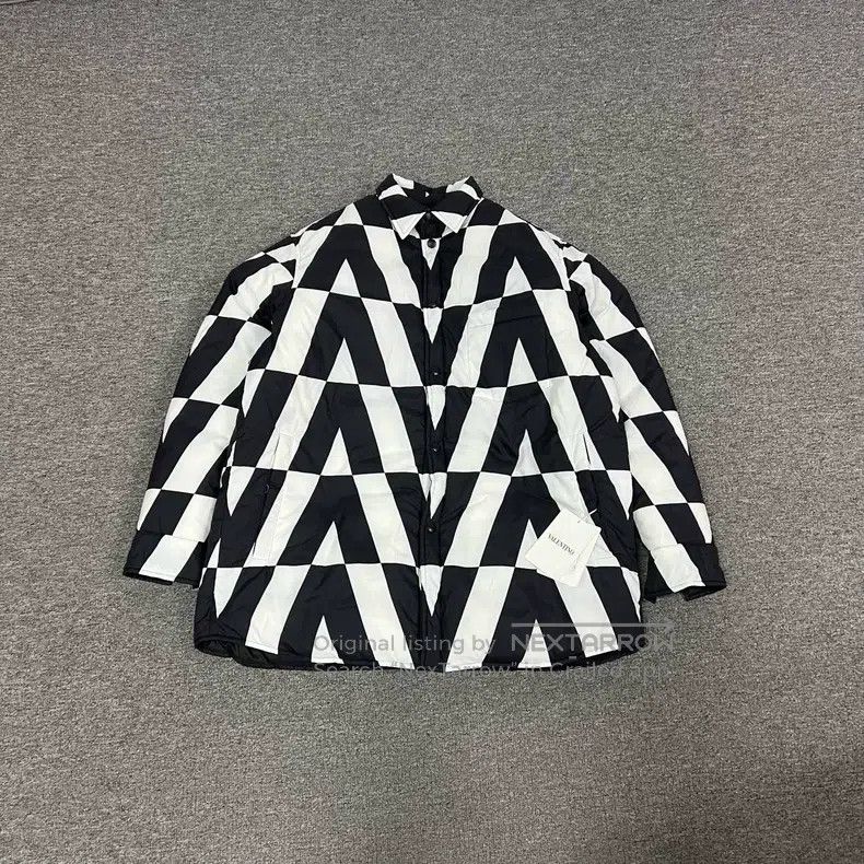 Valentino Valentino Big V full print wears a down jacket jacket on b Size US L / EU 52-54 / 3 - 1 Thumbnail