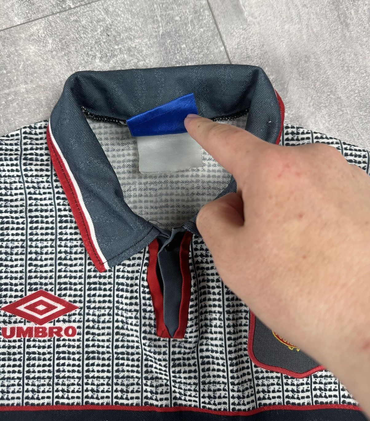 Umbro Umbro Manchester United Away 1995/96 Retro Soccer Jersey Size US XS / EU 42 / 0 - 9 Thumbnail