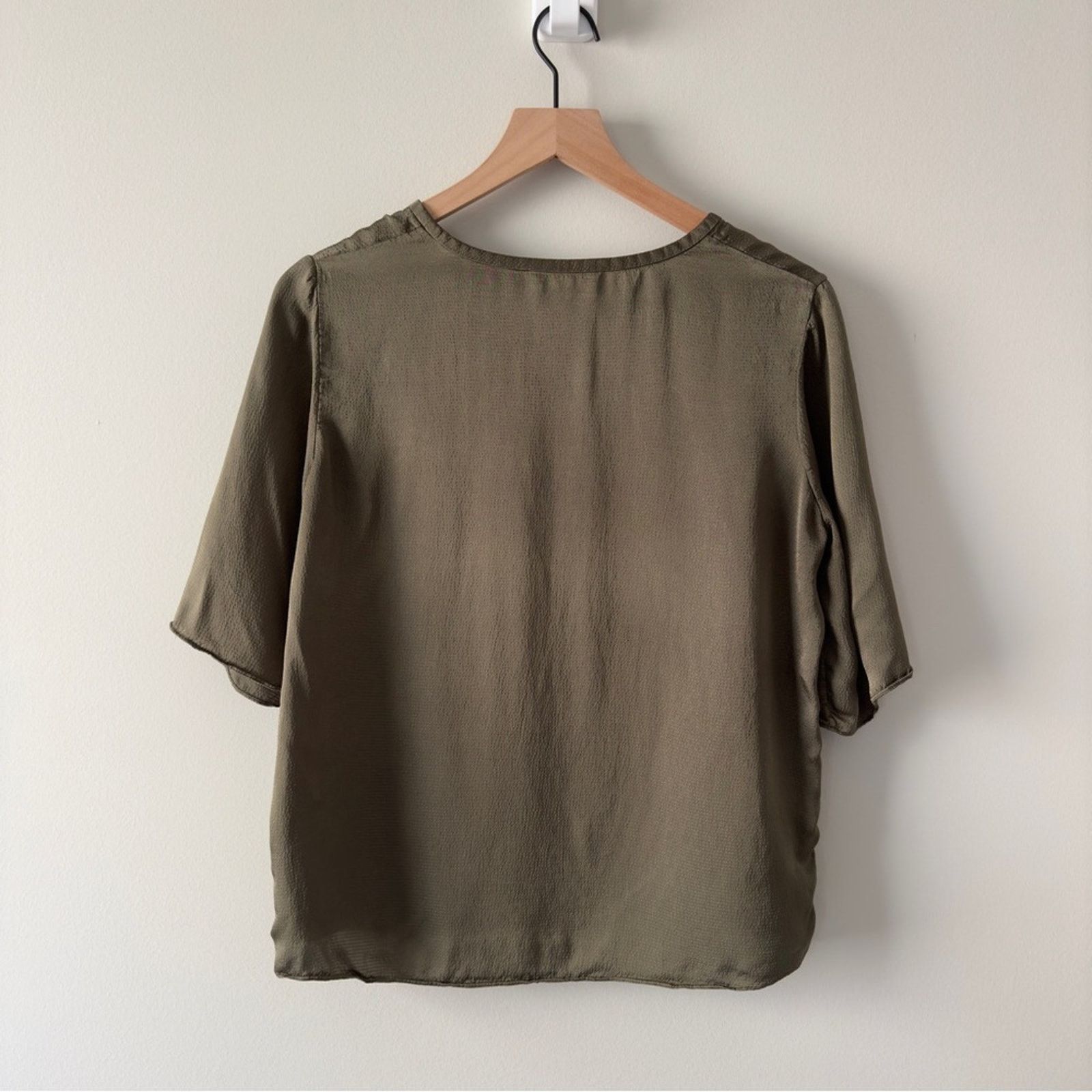 Everlane Everlane Olive Green Hammered Satin Short Sleeve Women's Top Size S / US 4 / IT 40 - 2 Thumbnail