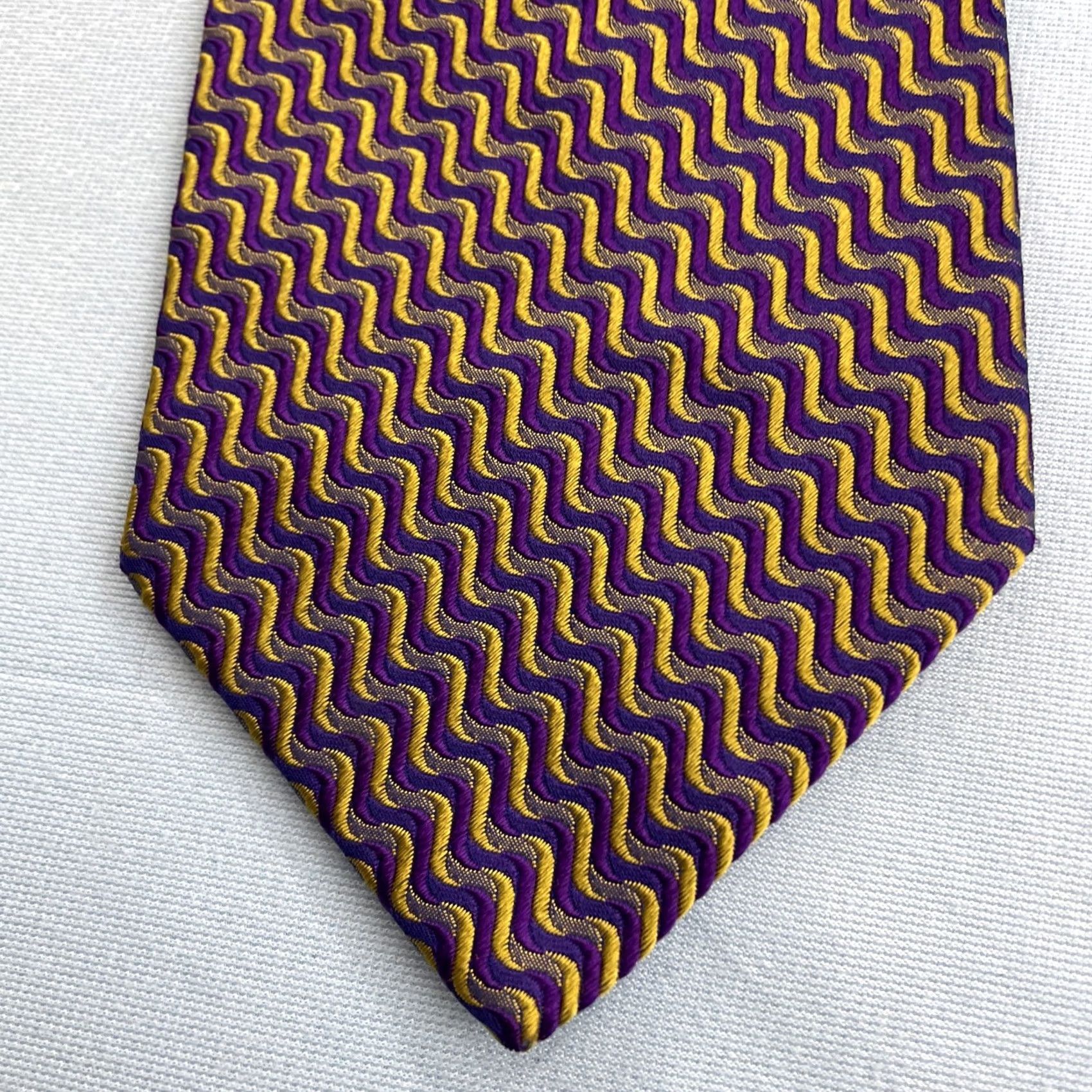 Vintage VINTAGE Pavone Geometric Optical Illusion Purple Yellow Wave Tie Italian Woven Silk 4x58 Men Silk Necktie Size ONE SIZE - 7 Thumbnail