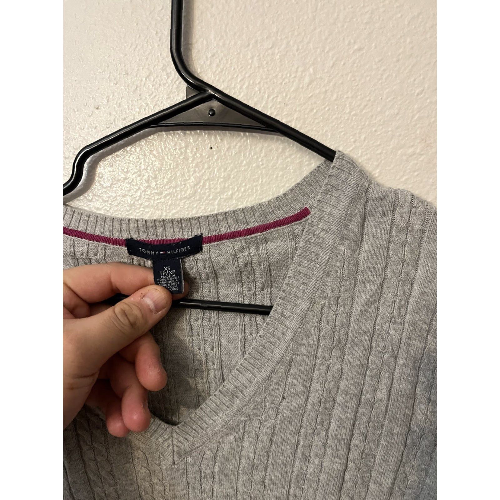 Tommy Hilfiger Tommy Hilfiger Women Pullover Sweater V-Neck Knit XS Gray Solid Knit Style Cable-Knit Logo Casual Fall Winter Shirt Womens XS Gray Tommy Hilfiger的? Size XS / US 0-2 / IT 36-38 - 3 Thumbnail