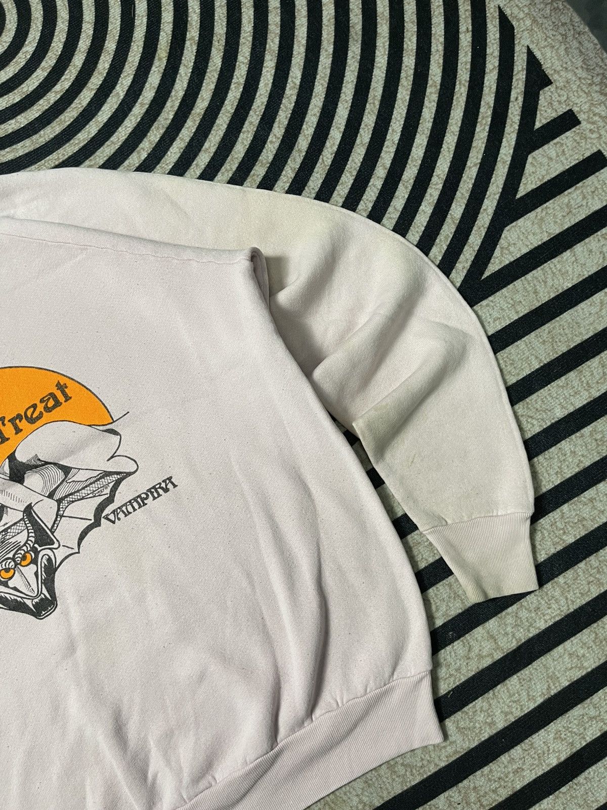 Fruit Of The Loom 90s SIN CITY VANS HALLO WALLO IN TRICK OR TREAT SWEATSHIRT Size US XL / EU 56 / 4 - 16 Thumbnail