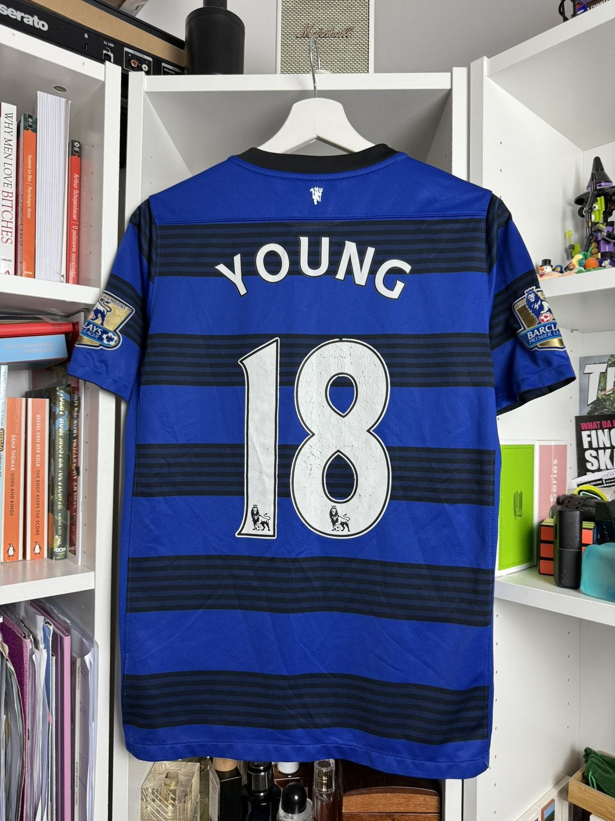 Nike Nike Manchester United 12/13 Young away football jersey Size US S / EU 44-46 / 1 - 2 Thumbnail