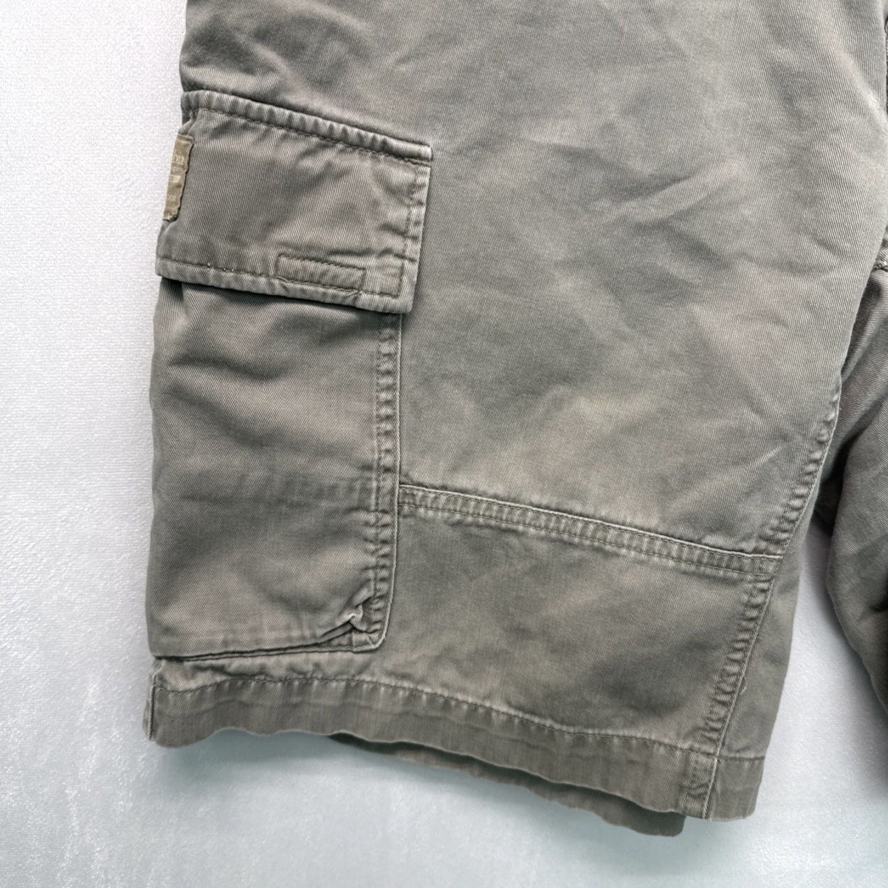 Vintage Columbia Men's Cargo Shorts 32W Green 100% Cotton Modern Classic Flat Front Belt Loops Cargo Pockets Regular Rise High Design sizing: 32 waist Size US 32 / EU 48 - 5 Thumbnail