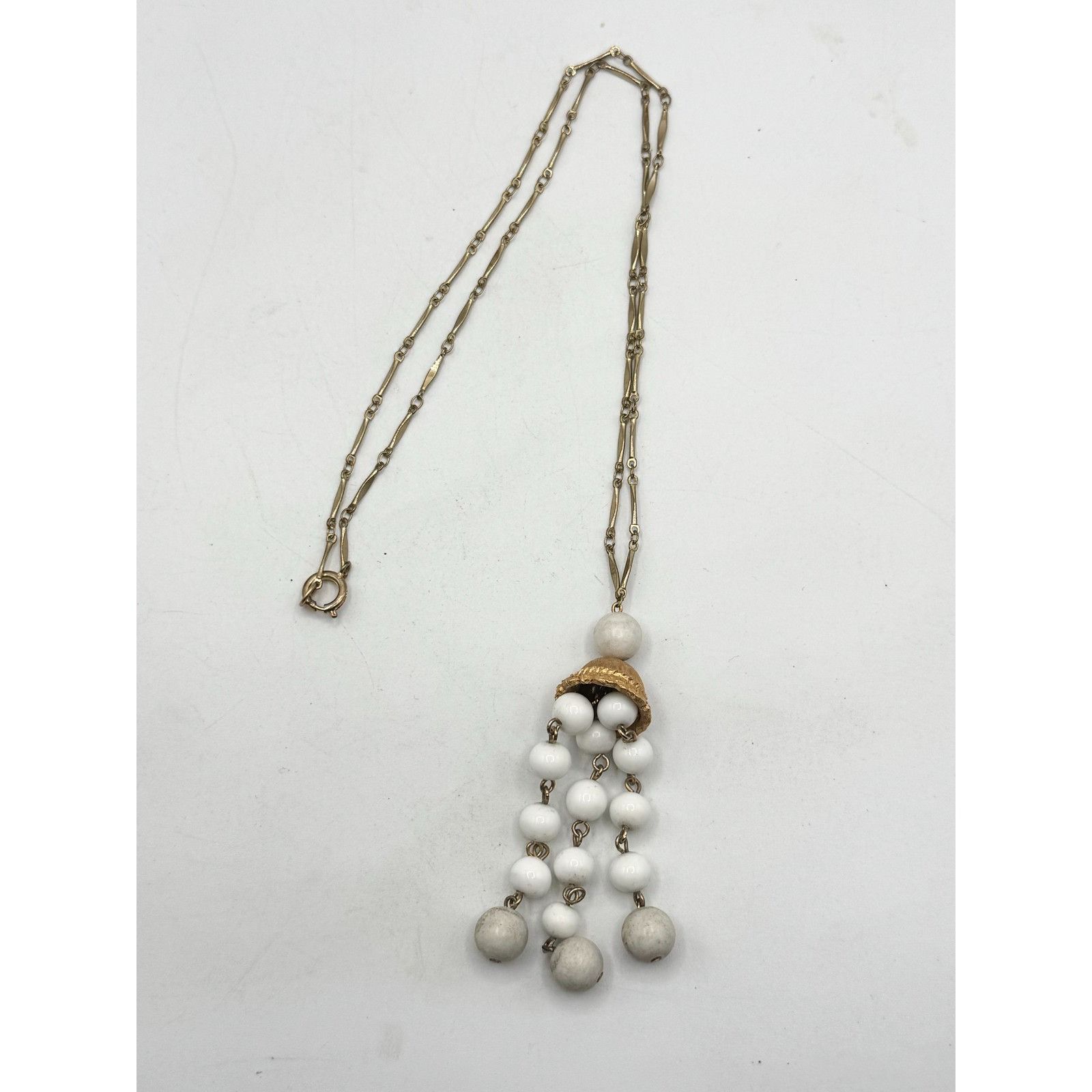 Vintage Vintage milk glass tassel pendant necklace Size ONE SIZE - 4 Thumbnail