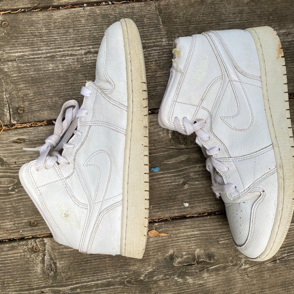 Jordan Brand Nike Air Jordan 1 Retro Mid Triple White Size 7 Size US 7 / EU 40 - 2 Thumbnail