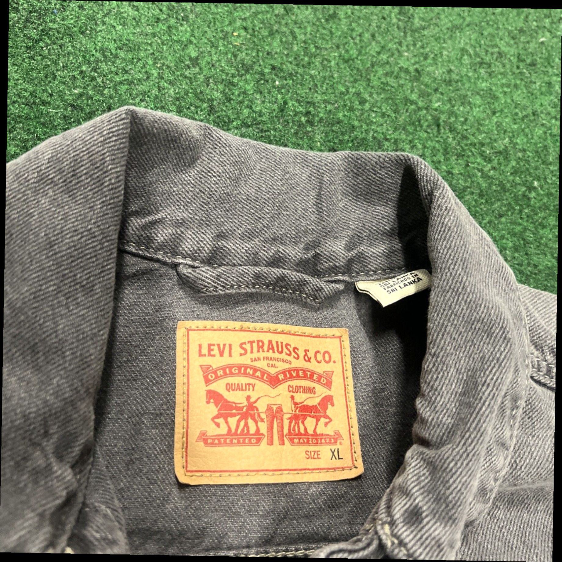 Levi's Levi's Women's Size XL Black Trucker Denim Jean Jacket Faded Washed Look Size 40" / US 18 - 6 Thumbnail