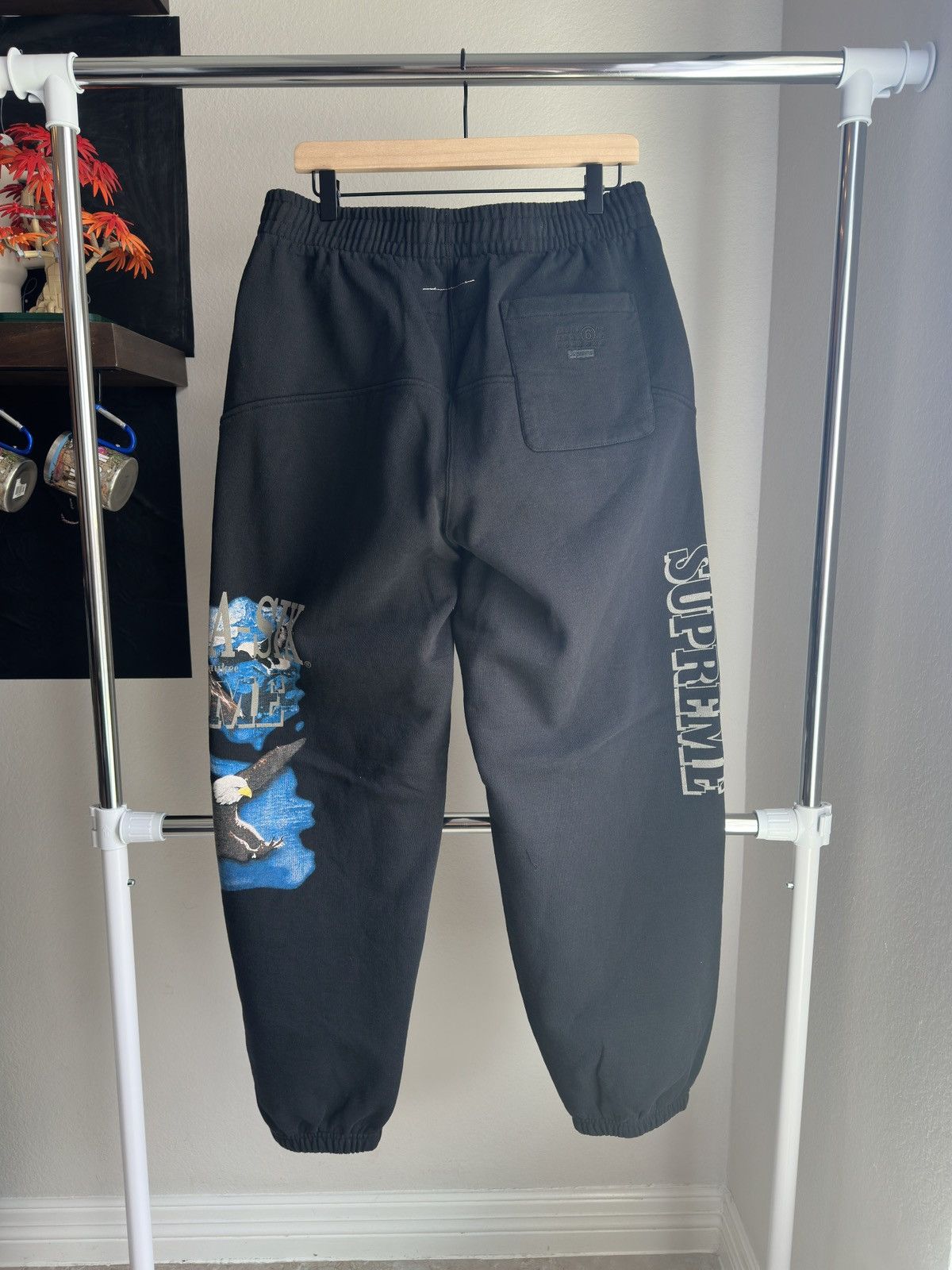 Maison Margiela × Supreme Supreme x MM6 Maison Margiela Eagle Sweatpants Black Size US 36 / EU 52 - 2 Thumbnail