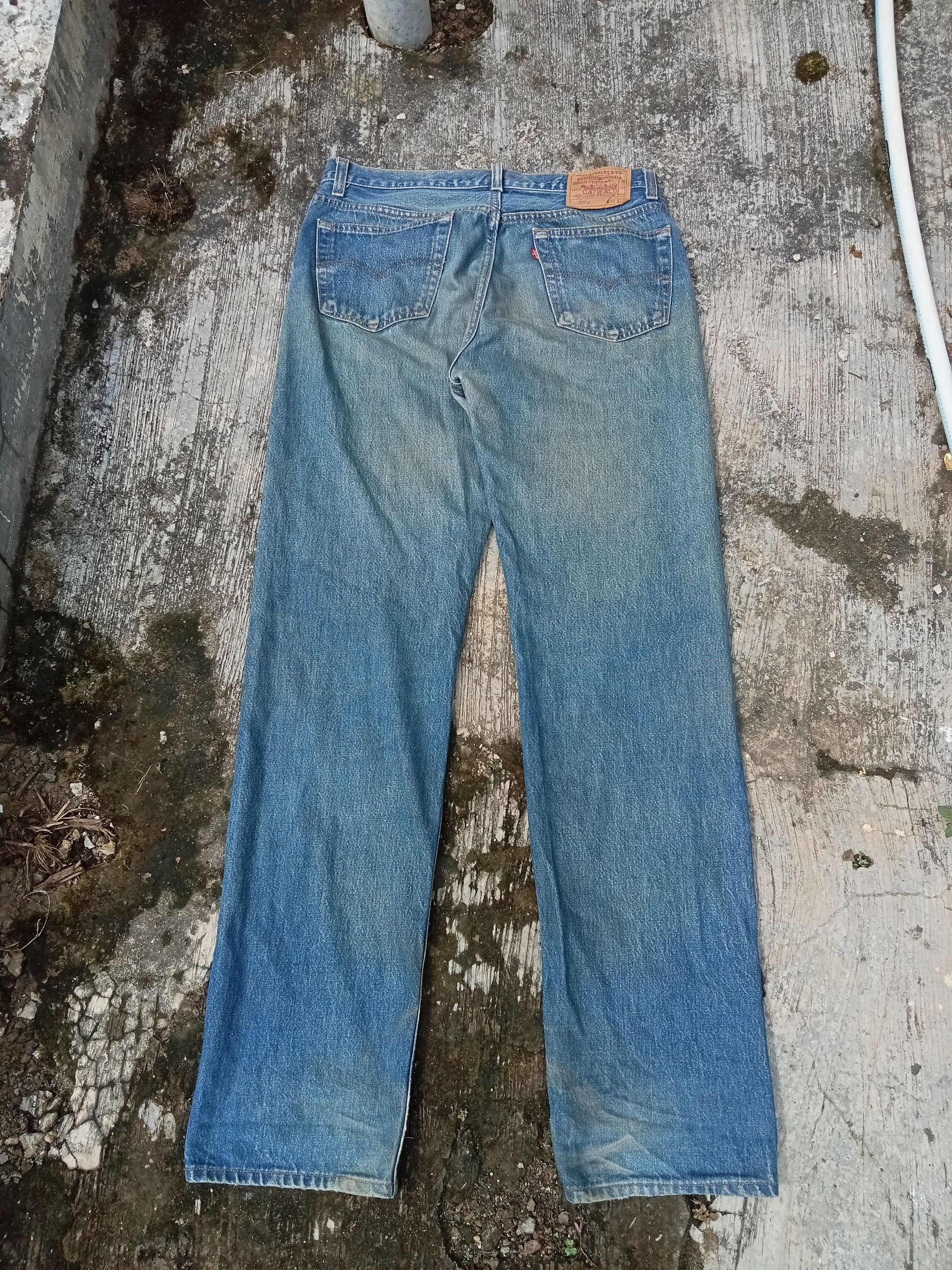 image of Vintage Levis 501Xx E Non Slevedge in Blue Fade, Men's (Size 31)
